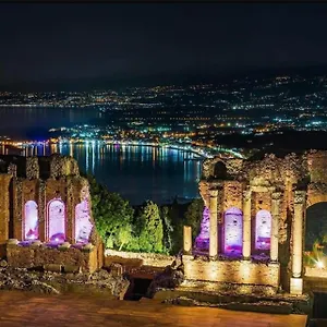 humboldt-luxury-room-taormina.taorminaitalyhotels.com/